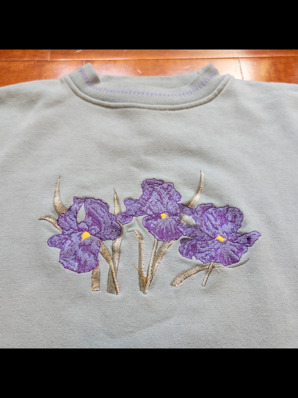 90s Antero Natural Designs Violet Floral Embroidered Light Sage Green Sweatshirt